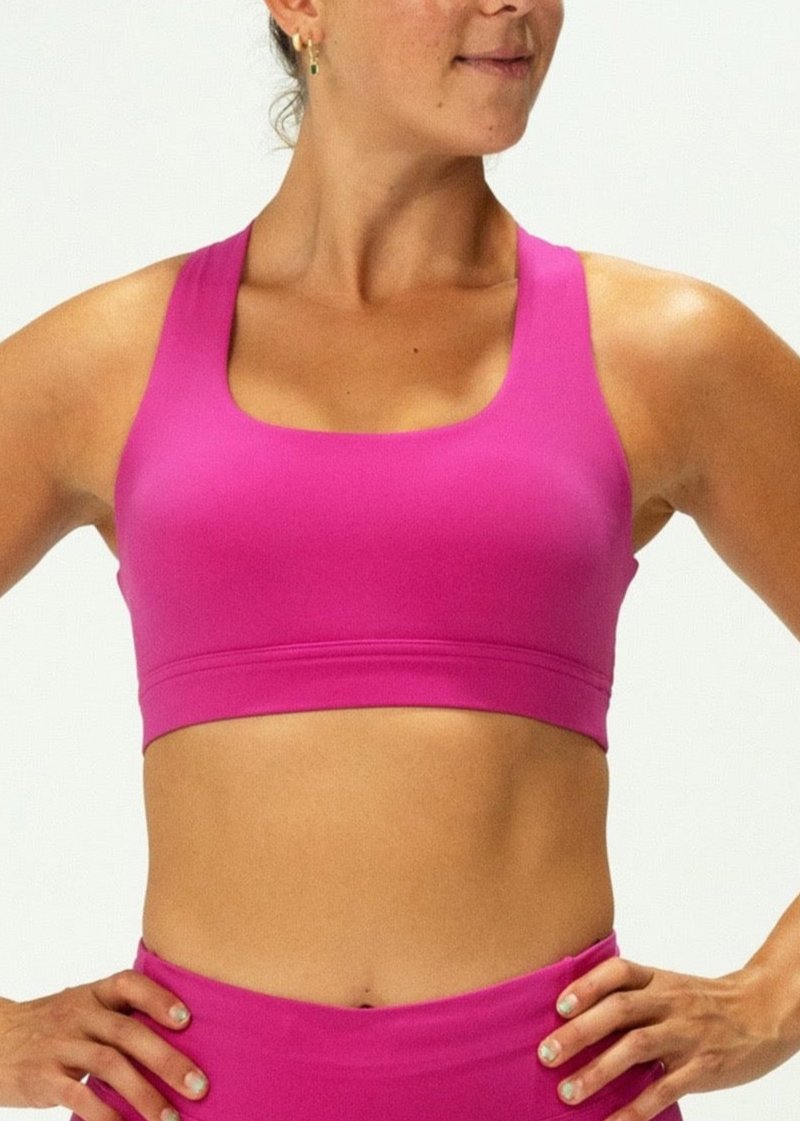 The SF ELITE CROP TOP is designed with cross-over back straps complementing the curve of your shoulder blades and allowing your arms to move freely while offering maximum support. This crop top is supportive, functional, and looks amazing on; the perfect crop top for any running session.