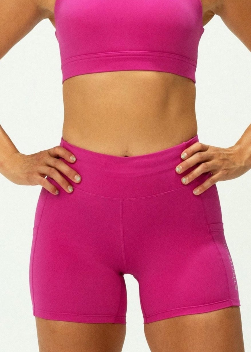 The TREK 5" RUN SHORT is the perfect staple piece, combining comfort, support, and lightweight fabric to deliver exceptional mobility. The leg pockets allow you to carry your phone on your run.