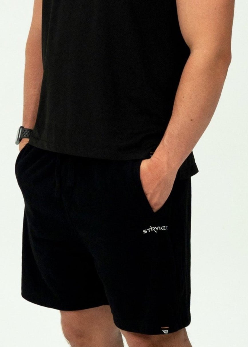The STAND FLEECE SHORT is the perfect staple piece for your pre and post-training session. These shorts have a relaxed fit with a rib elasticated waistband, drawstring, side pockets, and brushed fleece fabric.
