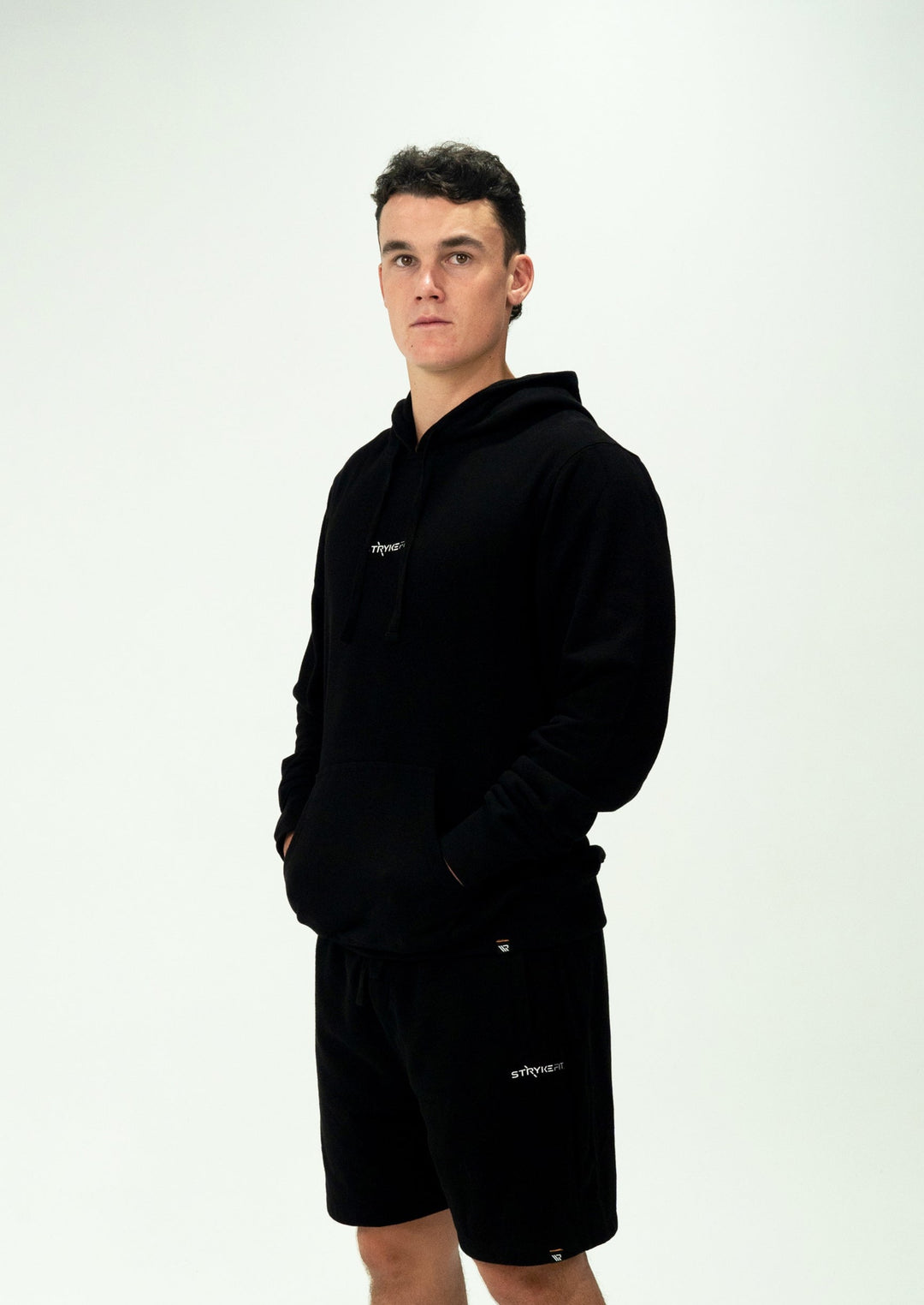 The STAND FLEECE SHORT is the perfect staple piece for your pre and post-training session. These shorts have a relaxed fit with a rib elasticated waistband, drawstring, side pockets, and brushed fleece fabric.