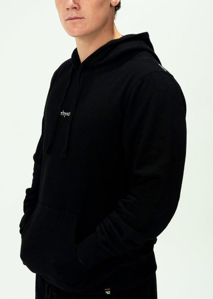 The SF HOODED FLEECE is an essential winter hoody that belongs in every wardrobe. Made from premium brushed fleece, it offers the perfect combination of comfort and style, perfect for the winter months.