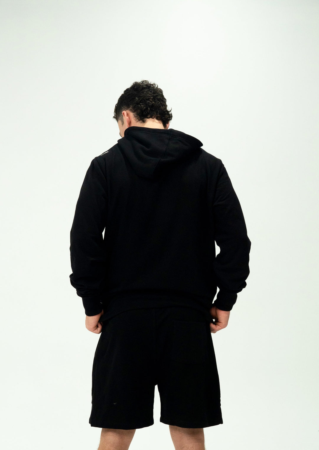 The STAND FLEECE SHORT is the perfect staple piece for your pre and post-training session. These shorts have a relaxed fit with a rib elasticated waistband, drawstring, side pockets, and brushed fleece fabric.