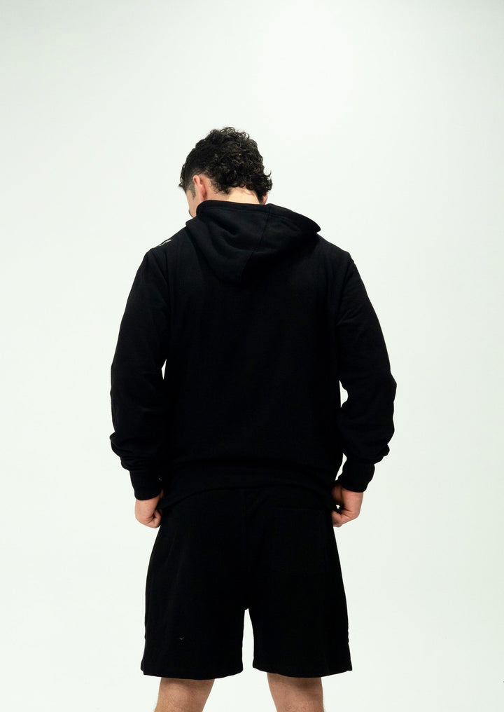 The STAND FLEECE SHORT is the perfect staple piece for your pre and post-training session. These shorts have a relaxed fit with a rib elasticated waistband, drawstring, side pockets, and brushed fleece fabric.