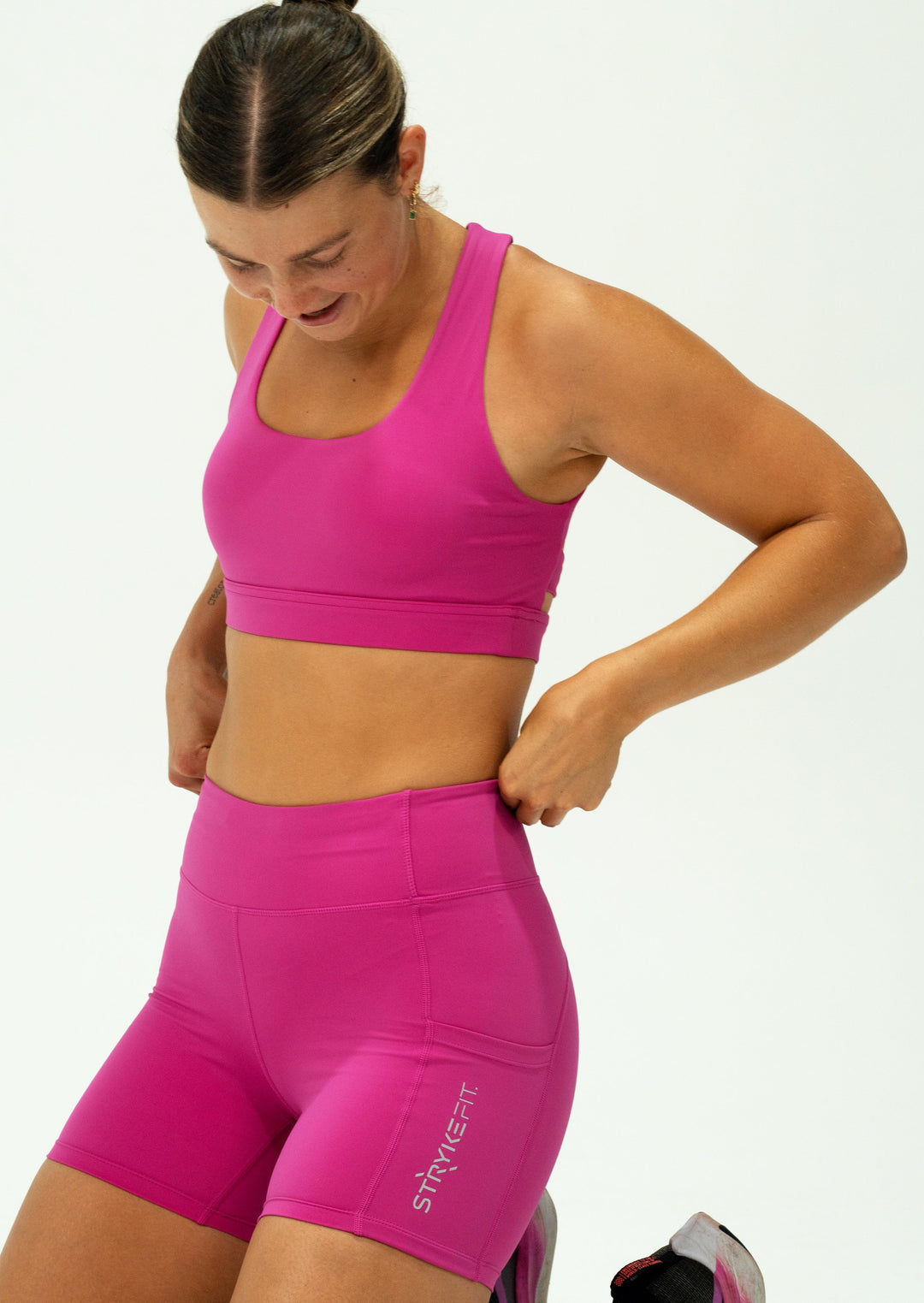 The TREK 5" RUN SHORT is the perfect staple piece, combining comfort, support, and lightweight fabric to deliver exceptional mobility. The leg pockets allow you to carry your phone on your run.