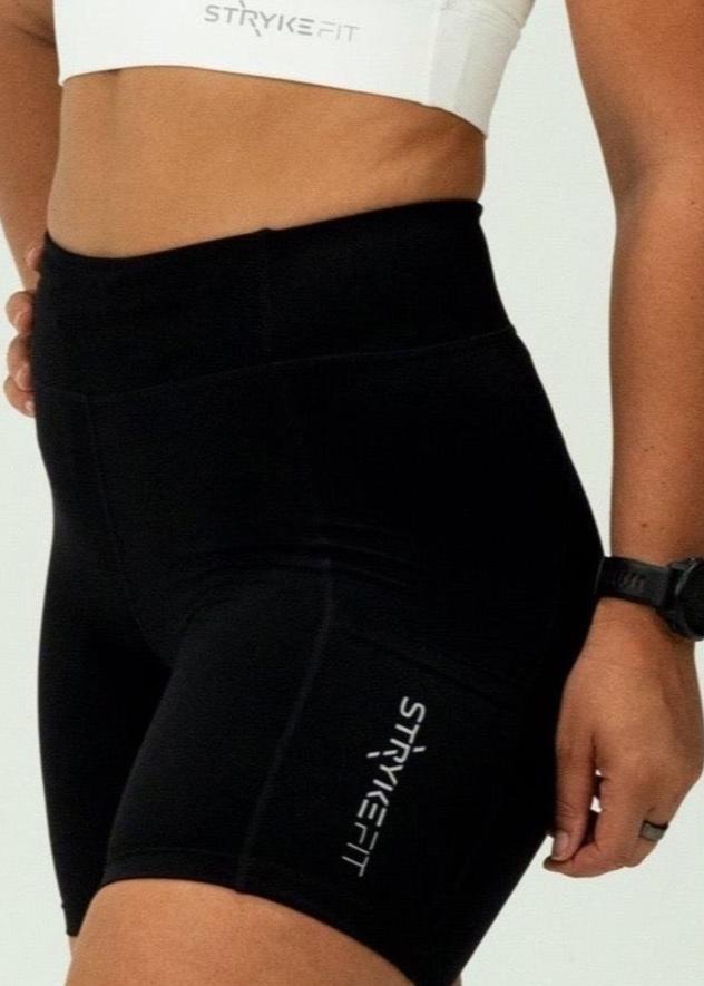The PACE 7" RUN SHORT is the ultimate staple piece for runners of all levels. These shorts are made from lightweight fabric and are designed for comfort, support, and exceptional mobility. With the added convenience of leg pockets, you can carry your phone effortlessly without any distractions.