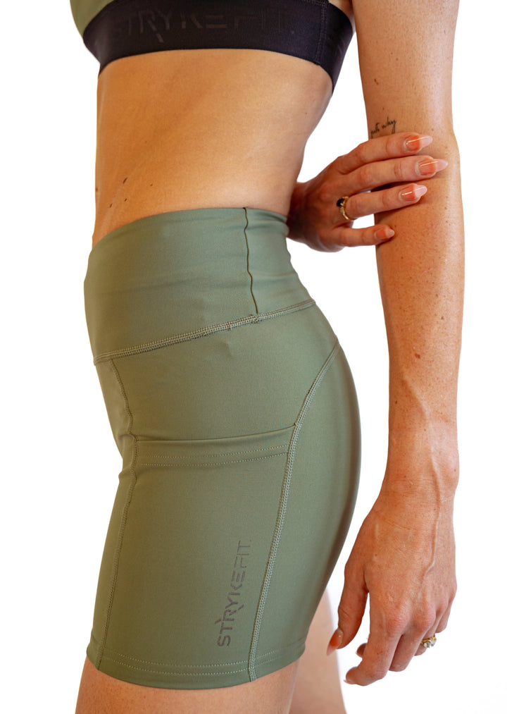 The SURGE 4" RUN SHORT is the perfect staple piece, combining comfort, support, and lightweight fabric to deliver exceptional mobility.
