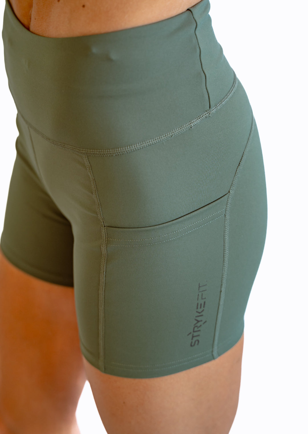 The SURGE 4" RUN SHORT is the perfect staple piece, combining comfort, support, and lightweight fabric to deliver exceptional mobility.