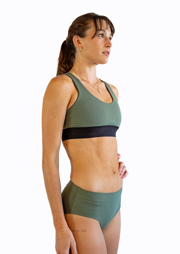 The FIT CROP TOP is designed with a back phone pocket enabling you to store your phone comfortably. Listening to music, podcasts, or even just having your phone with you for personal security is a bonus on any run. The racerback straps follow the curve of your shoulder blades to allow your arms to move freely while offering maximum support.