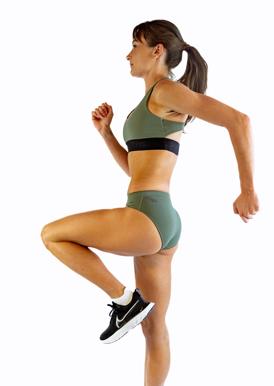 The FIT CROP TOP is designed with a back phone pocket enabling you to store your phone comfortably. Listening to music, podcasts, or even just having your phone with you for personal security is a bonus on any run. The racerback straps follow the curve of your shoulder blades to allow your arms to move freely while offering maximum support.
