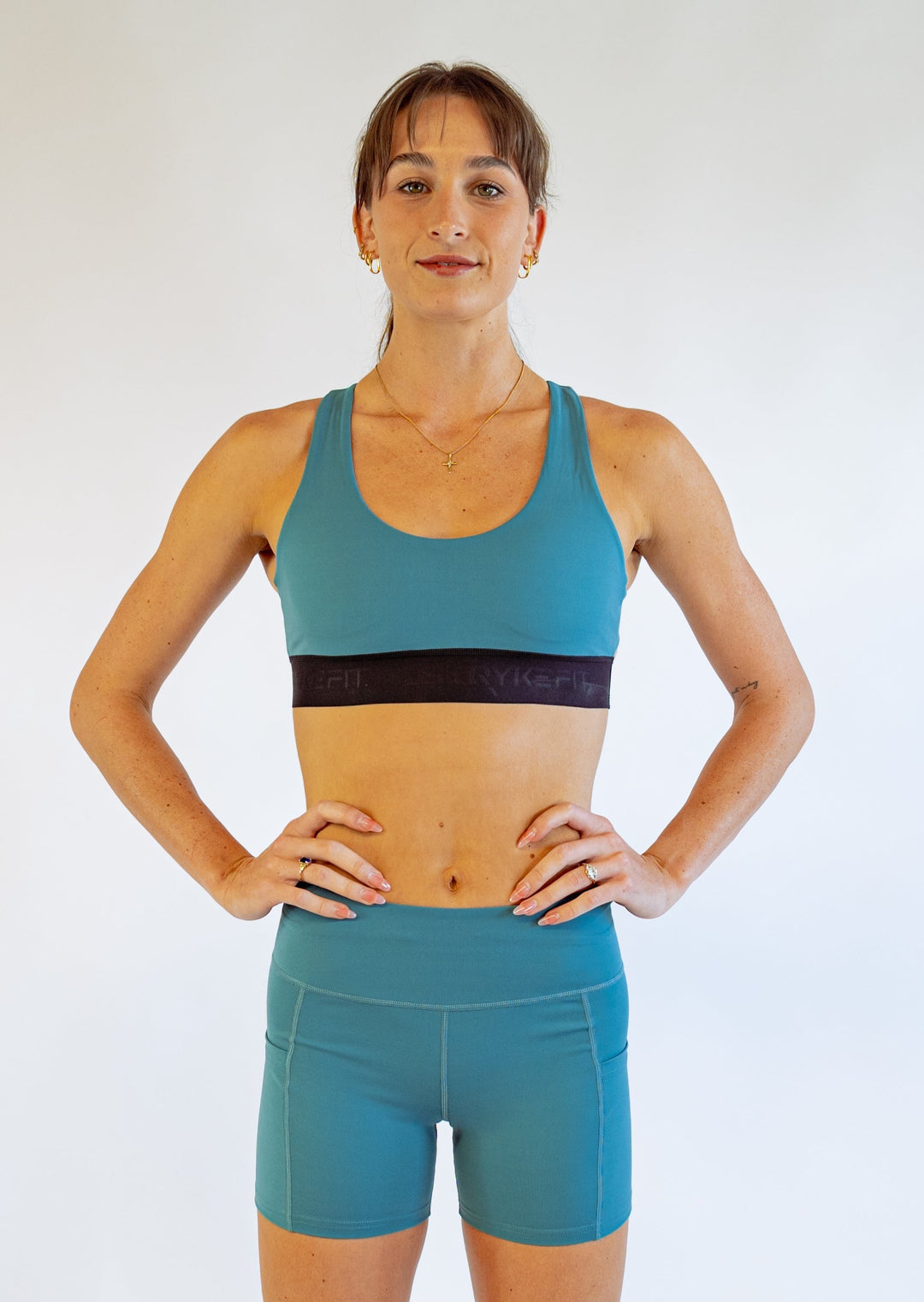 The SURGE 4" RUN SHORT is the perfect staple piece, combining comfort, support, and lightweight fabric to deliver exceptional mobility.