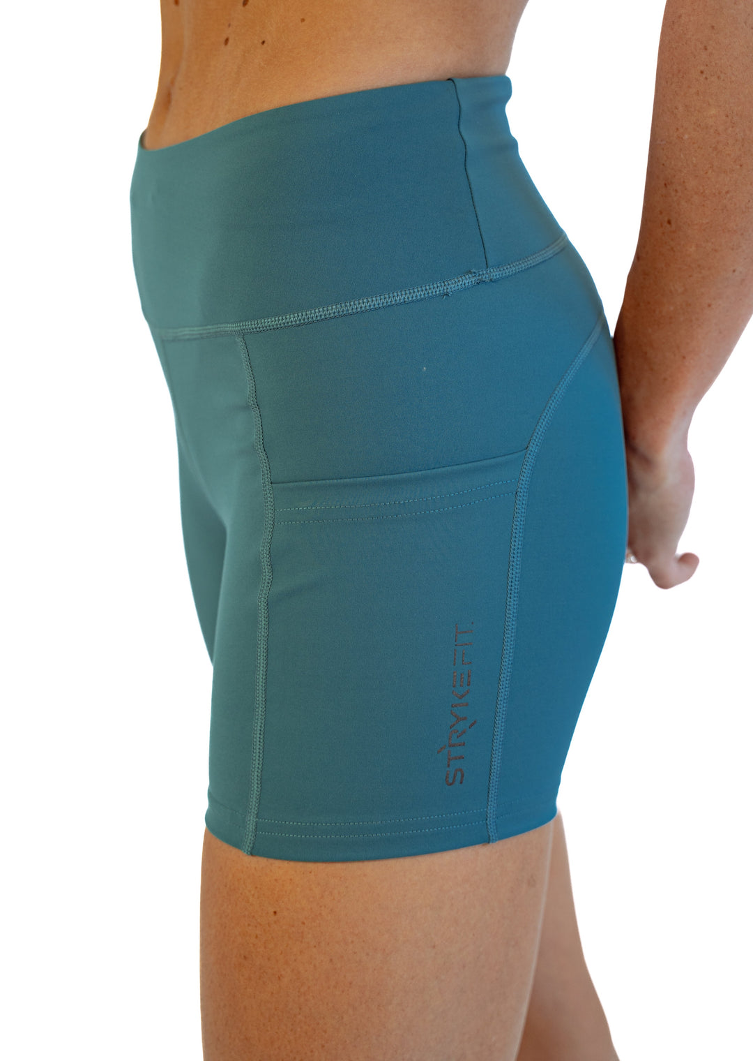 The SURGE 4" RUN SHORT is the perfect staple piece, combining comfort, support, and lightweight fabric to deliver exceptional mobility.