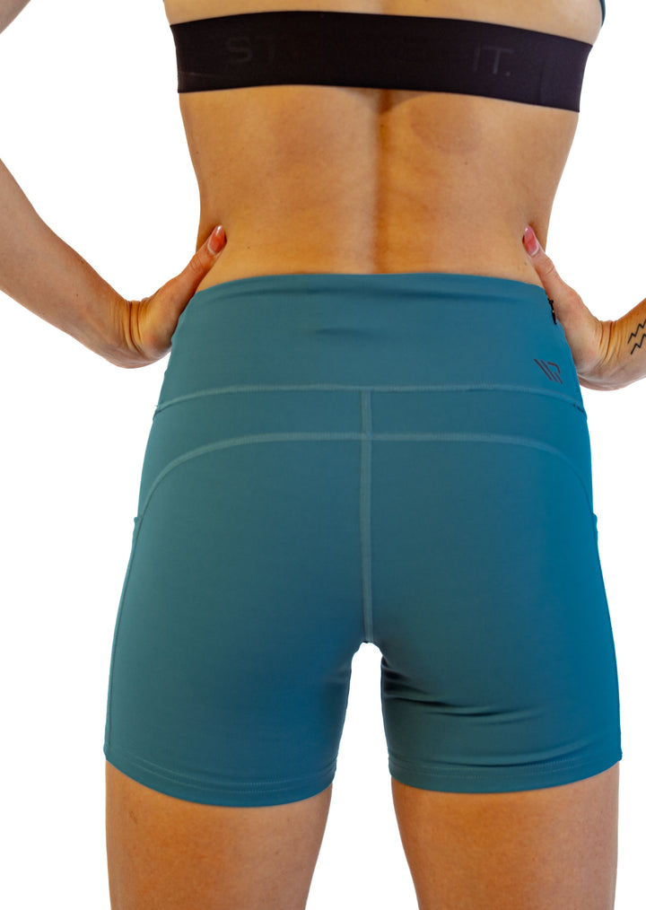 The SURGE 4" RUN SHORT is the perfect staple piece, combining comfort, support, and lightweight fabric to deliver exceptional mobility.