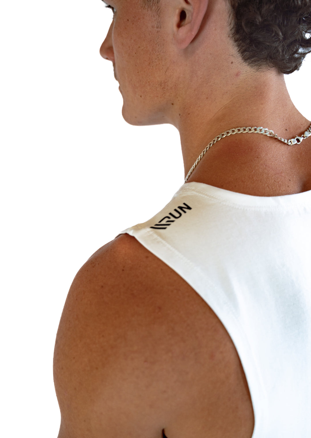 Unleash your running potential in our STRIDE SINGLET. If you're striving to achieve your personal goals, this is the singlet for you. Designed with wider shoulders for maximum comfort, it's here to support you every step of the way on your running journey.