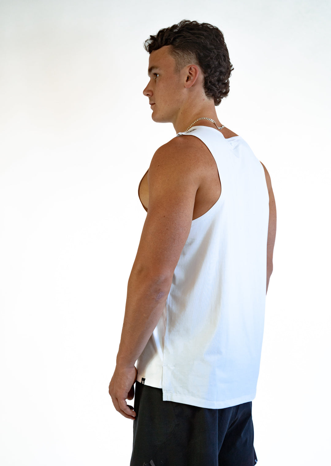 Unleash your running potential in our STRIDE SINGLET. If you're striving to achieve your personal goals, this is the singlet for you. Designed with wider shoulders for maximum comfort, it's here to support you every step of the way on your running journey.