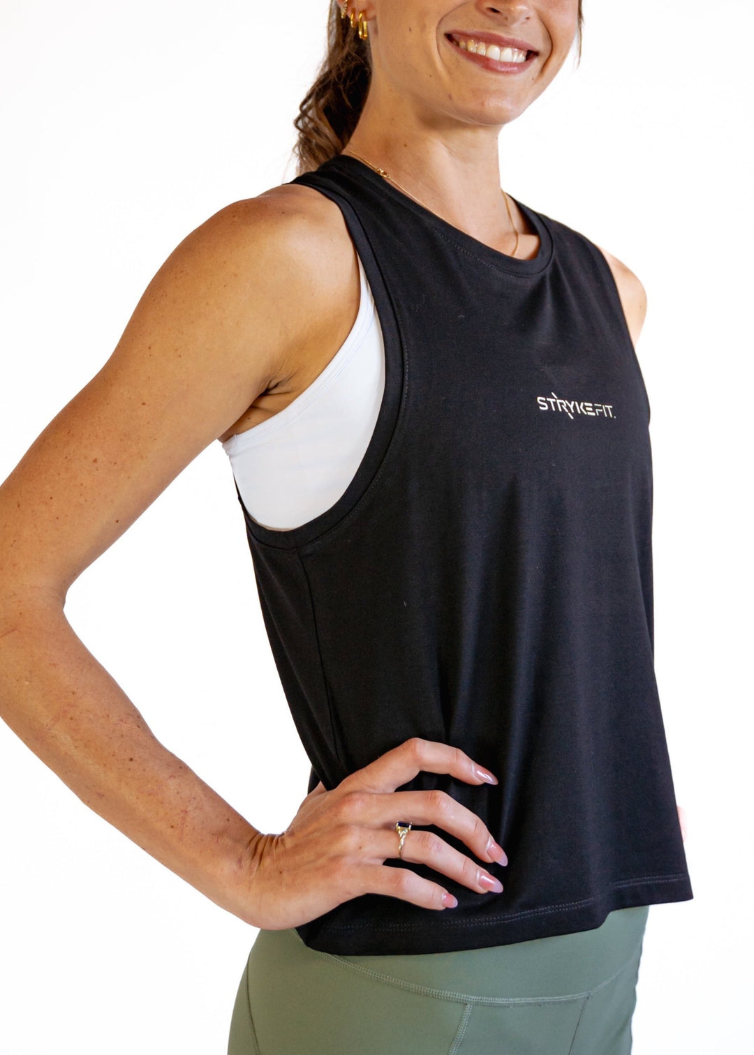 Our must have women's JOGGING SINGLET. If you're striving to achieve your personal goals, this is the singlet for you. Designed with wider shoulders for maximum comfort, it's here to support you every step of the way on your running journey.