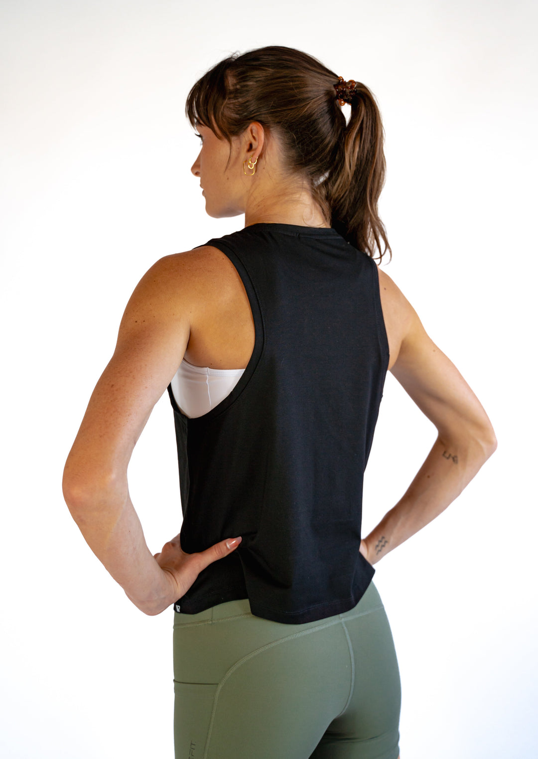 Our must have women's JOGGING SINGLET. If you're striving to achieve your personal goals, this is the singlet for you. Designed with wider shoulders for maximum comfort, it's here to support you every step of the way on your running journey.
