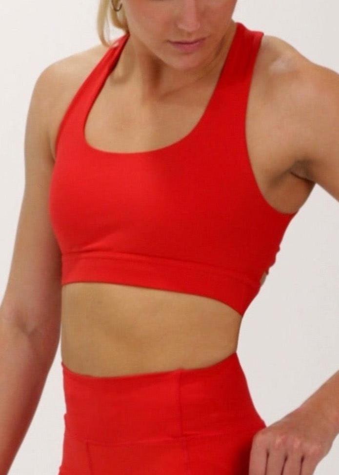 The SF ELITE CROP TOP is designed with cross-over back straps that compliment the curve of your shoulder blades and allow your arms to move freely while offering maximum support. This crop top is supportive, functional, and looks amazing on, the perfect crop top for any running session. Best running top for all runners.
