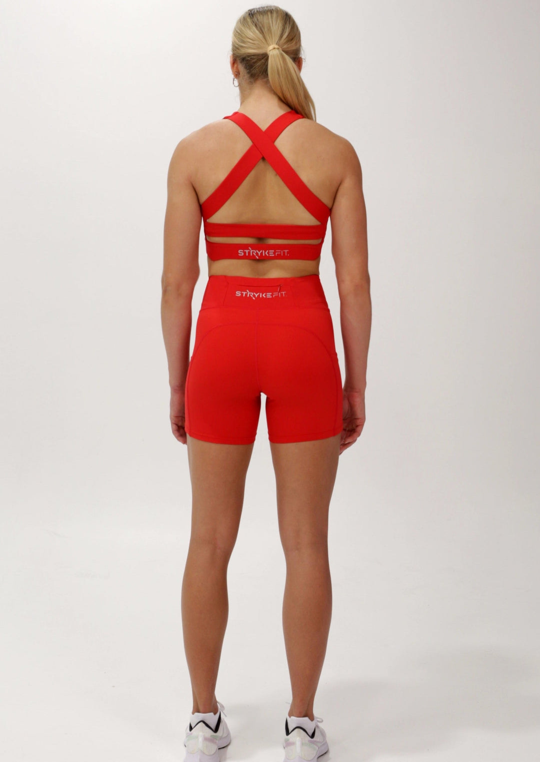 The SF ELITE CROP TOP is designed with cross-over back straps that compliment the curve of your shoulder blades and allow your arms to move freely while offering maximum support. This crop top is supportive, functional, and looks amazing on, the perfect crop top for any running session. Best running top for all runners.