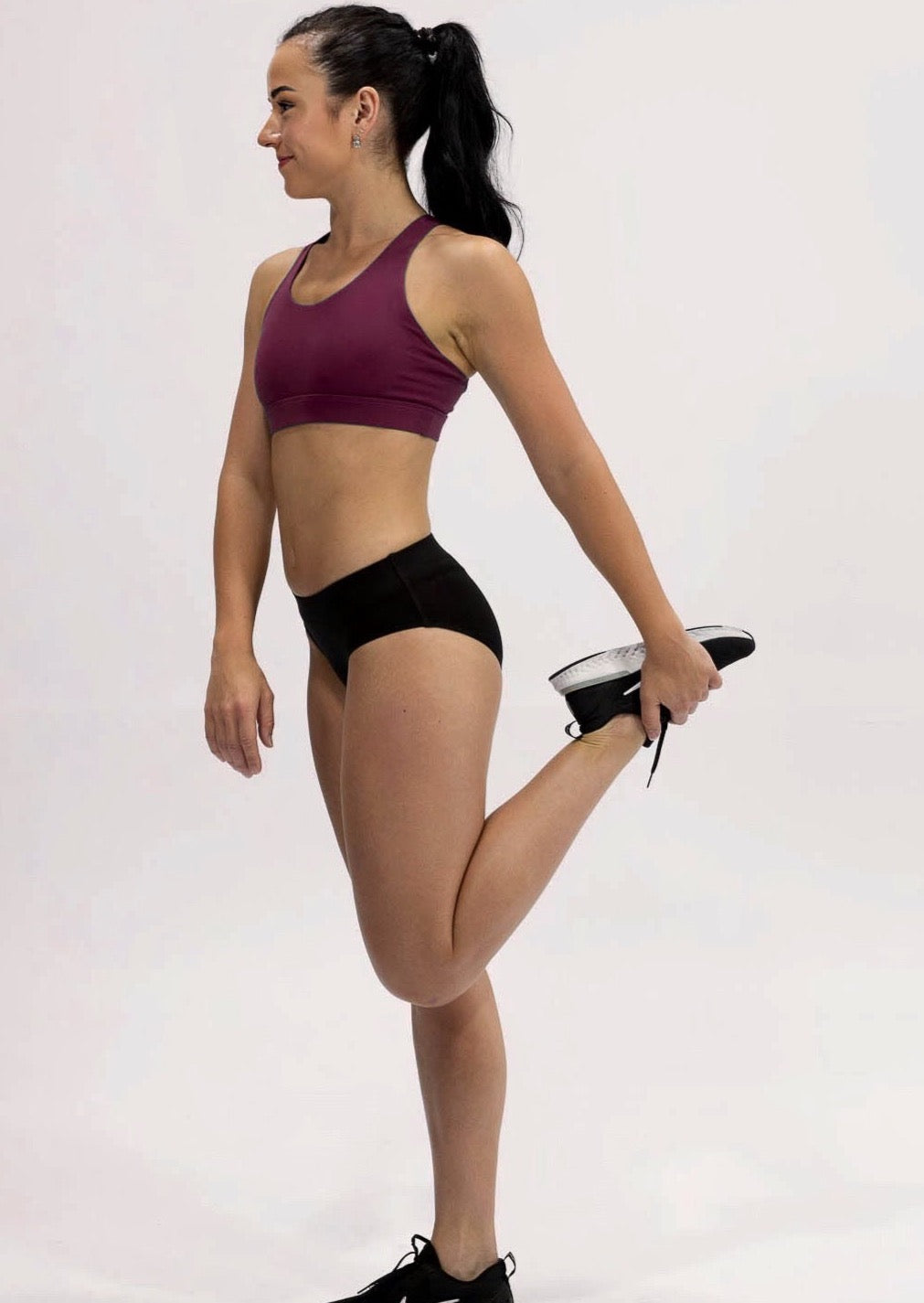 INSPIRE RUNNING CROP TOP has been designed with featured multi cross back straps. This crop top is for the girl who likes to look good while running or working out in a medium impact top. With a reflective back logo print you can be seen while running in low light.
