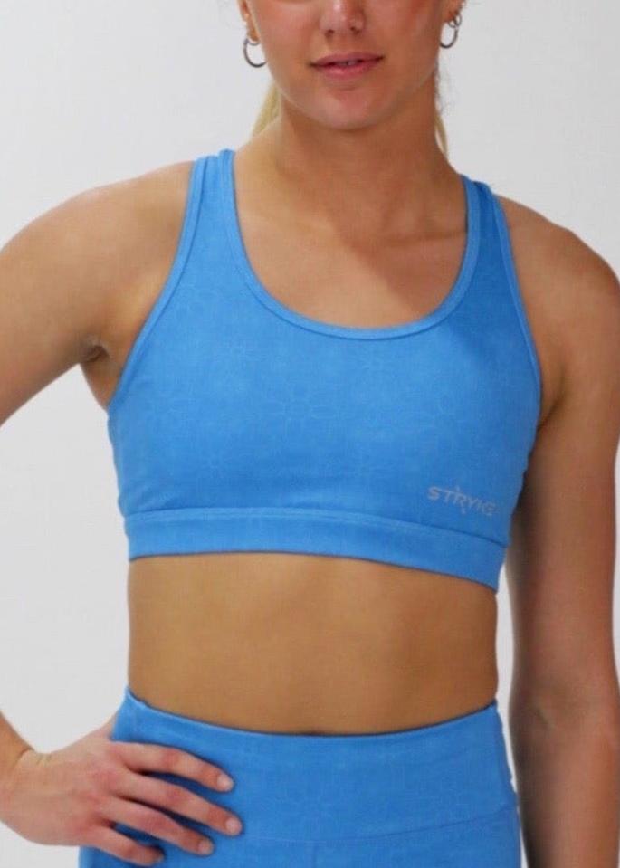 The STRYKE CROP TOP is designed with a back phone pocket enabling you to store your phone effortlessly while wearing, allowing you to listen to music, podcasts, or even just having your phone with you for personal security. The racerback straps follow the curve of your shoulder blades to allow your arms to move freely while offering maximum support. this Fuchsia pink Crop top with phone pocket is a must have this season.