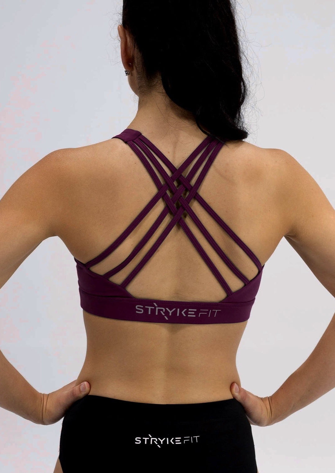 INSPIRE RUNNING CROP TOP has been designed with featured multi cross back straps. This crop top is for the girl who likes to look good while running or working out in a medium impact top. With a reflective back logo print you can be seen while running in low light.