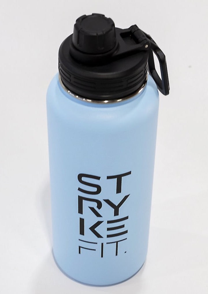 STRYKE 32OZ WATER BOTTLE is the ultimate accessory for any runner or sportsperson. The stainless steel, double walled insulated bottle keeps your water cold to help you hydrate after any run.