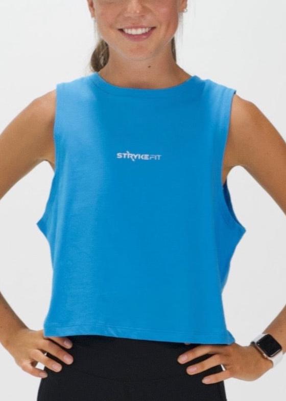 The TEAM CROP TANK is the perfect top for all your fitness needs. Featuring dropped armholes, a cropped length, and a relaxed fit. Whether you're going to the gym, for a walk or coffee you'll love this crop tee. The front view features a small logo centre front print. you can't go past the Atlantic Blue colour this season.