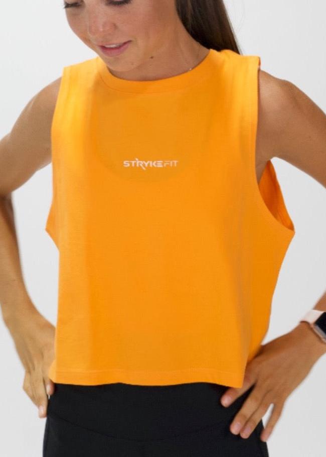The TEAM CROP TANK is the perfect top for all your fitness needs. Featuring dropped armholes, a cropped length, and a relaxed fit. Whether you're going to the gym, for a walk or coffee you'll love this crop tee. The front view features a small logo centre front print. Mango is the perfect colour for the season.