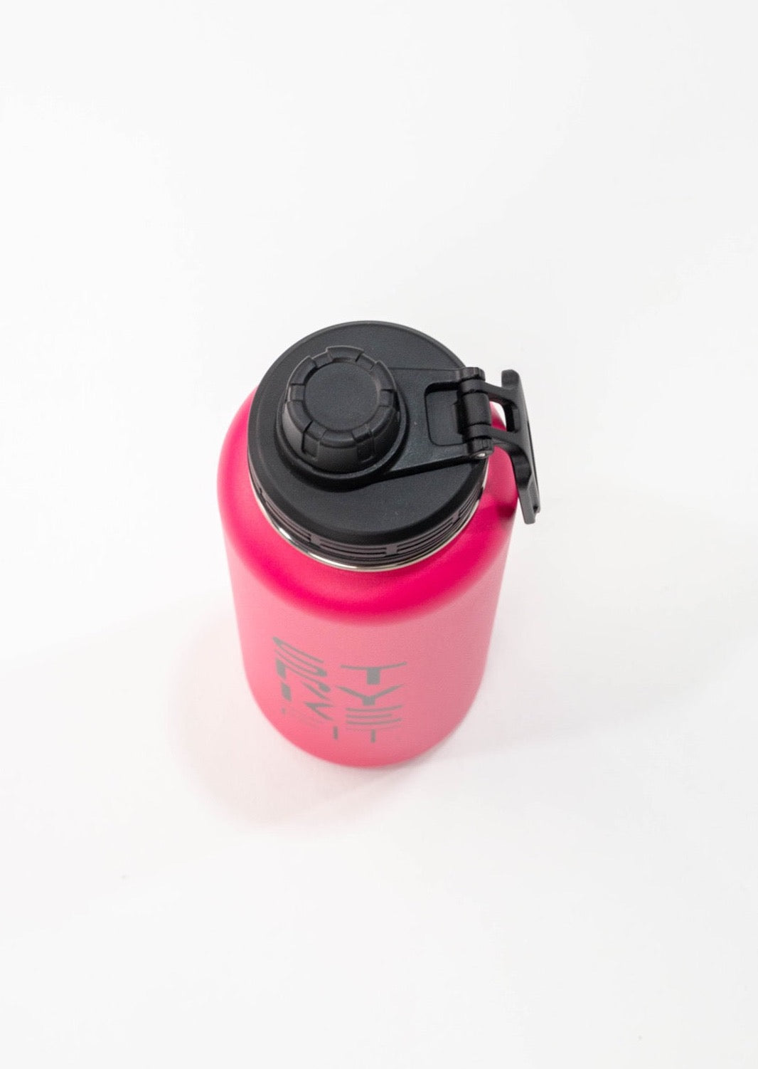 STRYKE 32oz WATER BOTTLE is the ultimate accessory for any runner. The stainless steel, double-walled insulated design keeps your water cold to help you hydrate after any run.