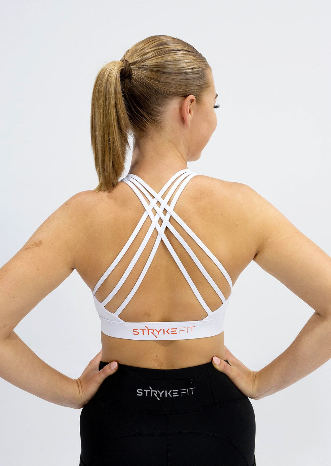 INSPIRE RUNNING CROP TOP has been designed with featured multi cross back straps. This crop top is for the girl who likes to look good while running or working out in a medium impact top. With a reflective back logo print you can be seen while running in low light.