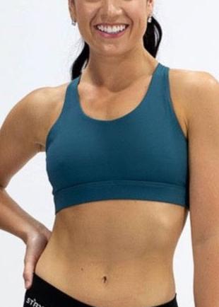 INSPIRE RUNNING CROP TOP has been designed with featured multi cross back straps. This crop top is for the girl who likes to look good while running or working out in a medium impact top. With a reflective back logo print you can be seen while running in low light.