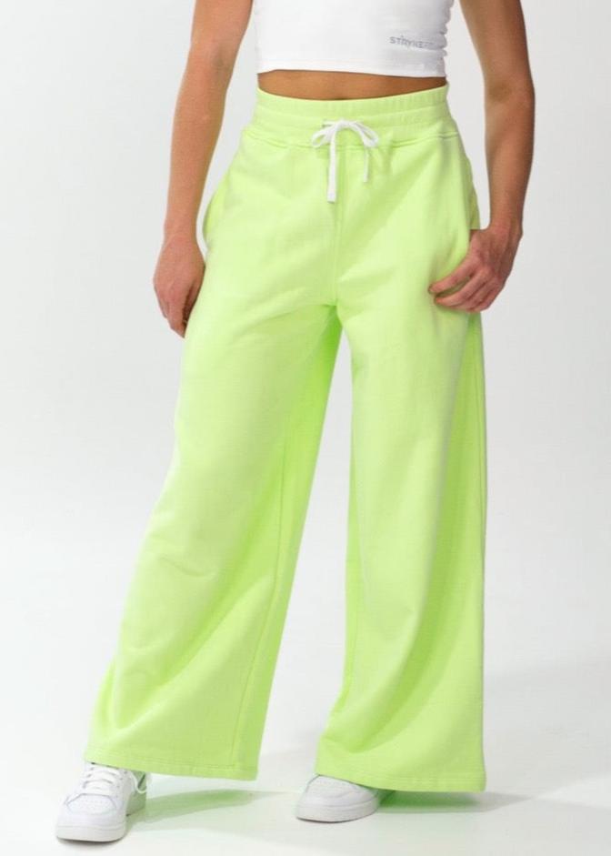 Our ACTIVE FLEECE TRACKPANTS is the perfect staple piece for your pre and post-training session.  These trackpants are a relaxed high waist fit with a rib elasticated waistband, drawstring, side pockets, and incredibly soft brushed fleece fabric.  Complete the matching set with our Core Fleece Hood.