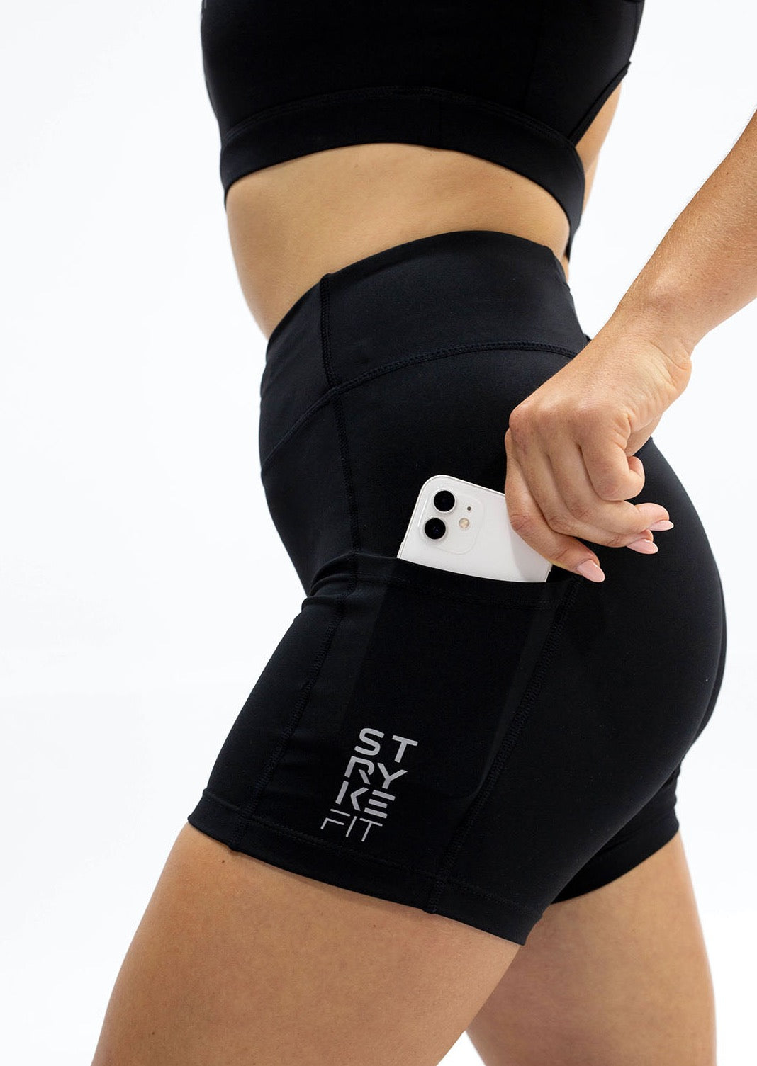 The TREK 5" RUN SHORT is the perfect staple piece, combining comfort, support, and lightweight fabric to deliver exceptional mobility. The leg pockets allow you to carry your phone effortlessly whilst running.