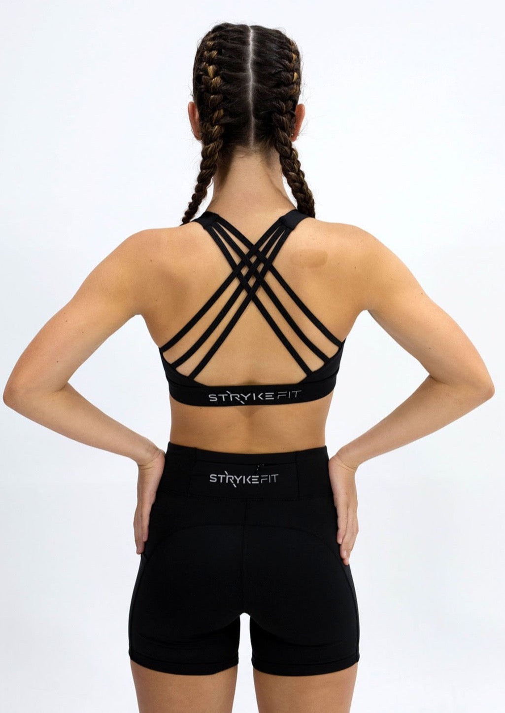 The TREK 5" RUN SHORT is the perfect staple piece, combining comfort, support, and lightweight fabric to deliver exceptional mobility. The leg pockets allow you to carry your phone effortlessly whilst running.