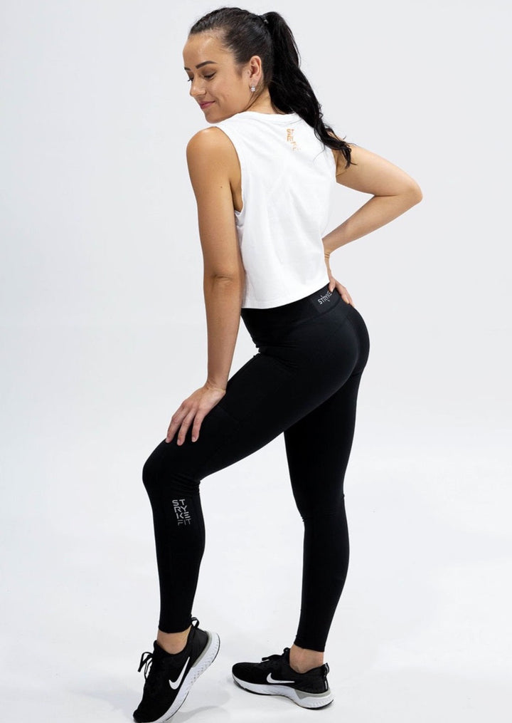 SQUAD SLEEVELESS TANK is made from a soft combed cotton jersey and featuring a crop tank style. The tank has a screenprint perfectly placed on both the front and back of the garment. Match back the SQUAD SLEEVELESS TANK with the FAST ENDURANCE RUN LEGGING and you have the perfect outfit. The SQUAD SLEEVELESS TANK is offered in Peacock Green, White, Lilac and Tangerine.