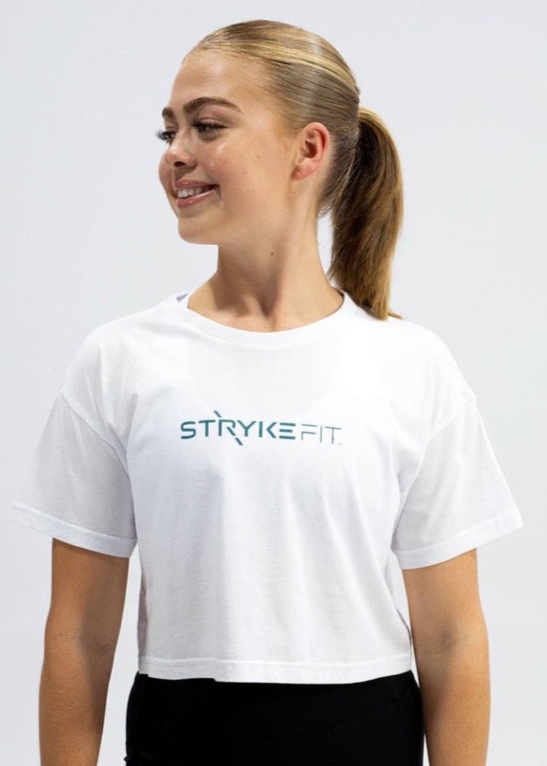FOCUS CROP TEE is the perfect t-shirt to pair with all your Stryke activewear. The classic crop style tee is made from breathable combed cotton fabric which offers exceptional comfort. The Focus Crop Tee matches back to the Trek Running Short, the perfect garment for any wardrobe.