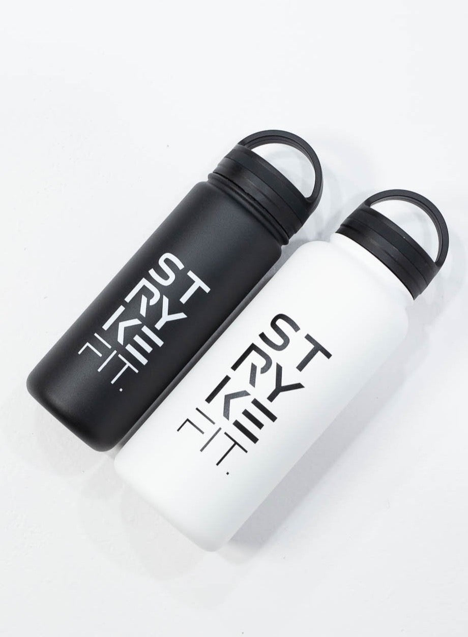 The FIT 18oz BLACK WATER BOTTLE is the ultimate accessory for any runner. The stainless steel, double-walled insulated design keeps your water cold to help you hydrate after any run.