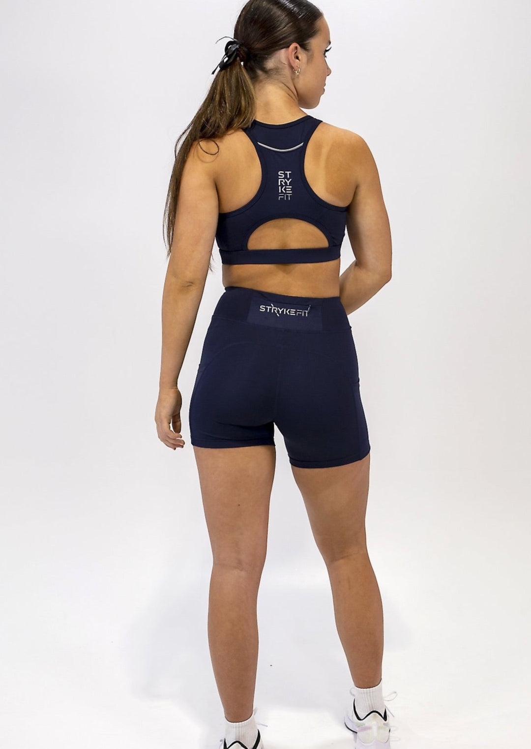 The TREK 5" RUN SHORT is the perfect staple piece, combining comfort, support, and lightweight fabric to deliver exceptional mobility. The leg pockets allow you to carry your phone effortlessly whilst running. MAGENTA TREK FIVE-INCH RUNNING SHORT.