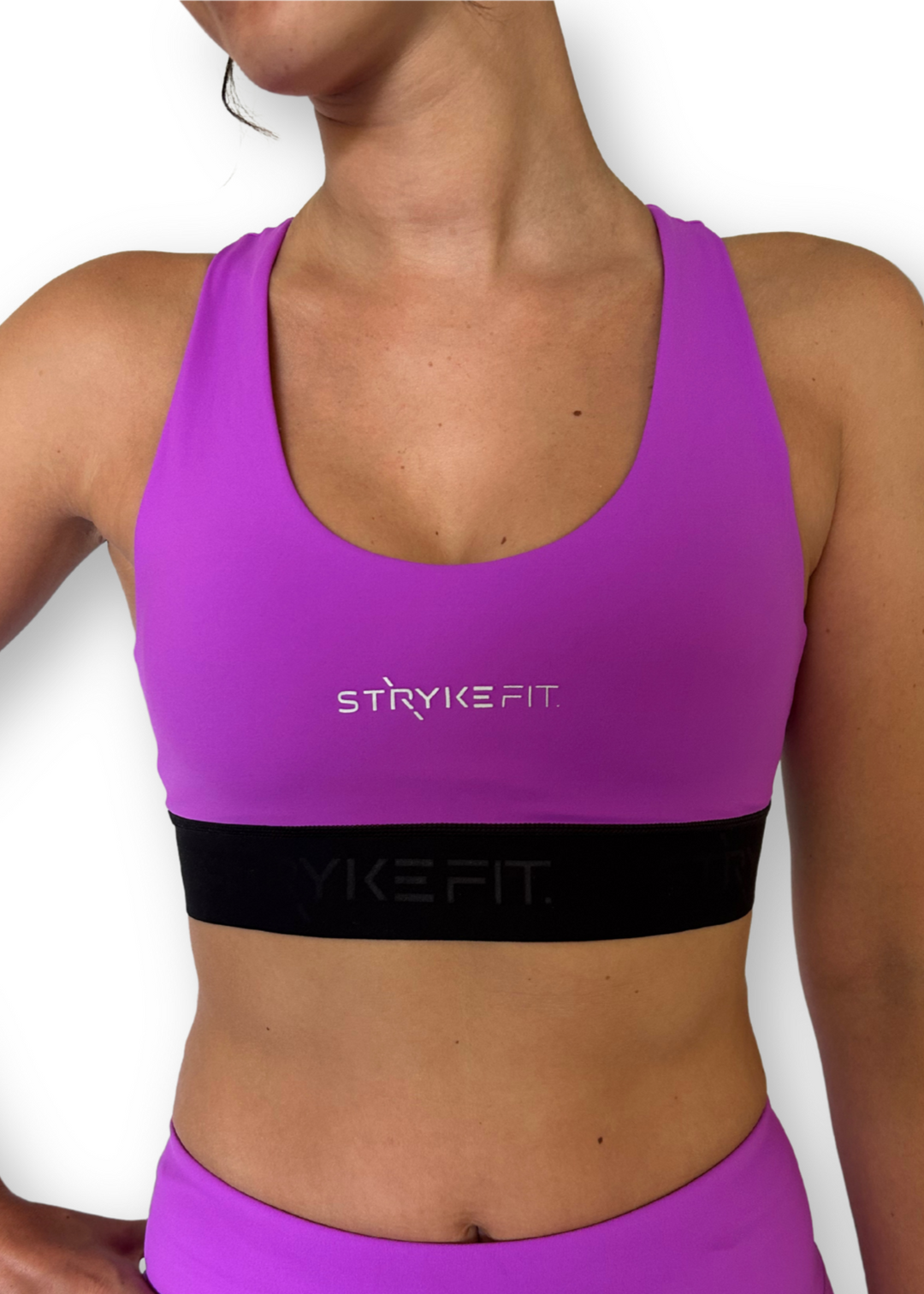 The FIT CROP TOP is designed with a back phone pocket enabling you to store your phone comfortably. Listening to music, podcasts, or even just having your phone with you for personal security is a bonus on any run. The racerback straps follow the curve of your shoulder blades to allow your arms to move freely while offering maximum support.
Lightweight, quick-dry, and breathable fabric
Moisture-wicking technology
Supportive fit
Phone pocket in racerback
Logo elastic midriff
Reflective logo to enhance visibi