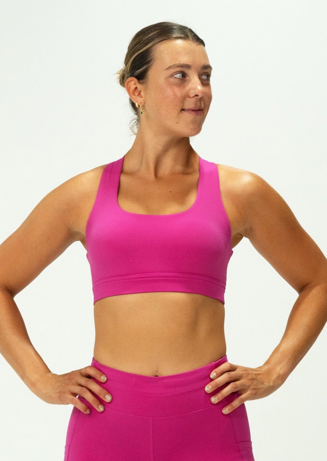 The SF ELITE CROP TOP is designed with cross-over back straps complementing the curve of your shoulder blades and allowing your arms to move freely while offering maximum support. This crop top is supportive, functional, and looks amazing on; the perfect crop top for any running session.