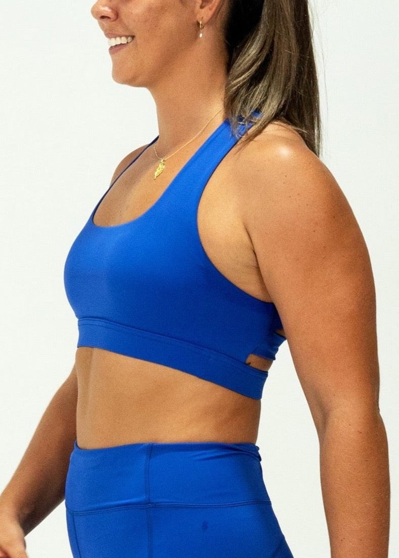 The SF ELITE CROP TOP is designed with cross-over back straps complementing the curve of your shoulder blades and allowing your arms to move freely while offering maximum support. This crop top is supportive, functional, and looks amazing on; the perfect crop top for any running session.