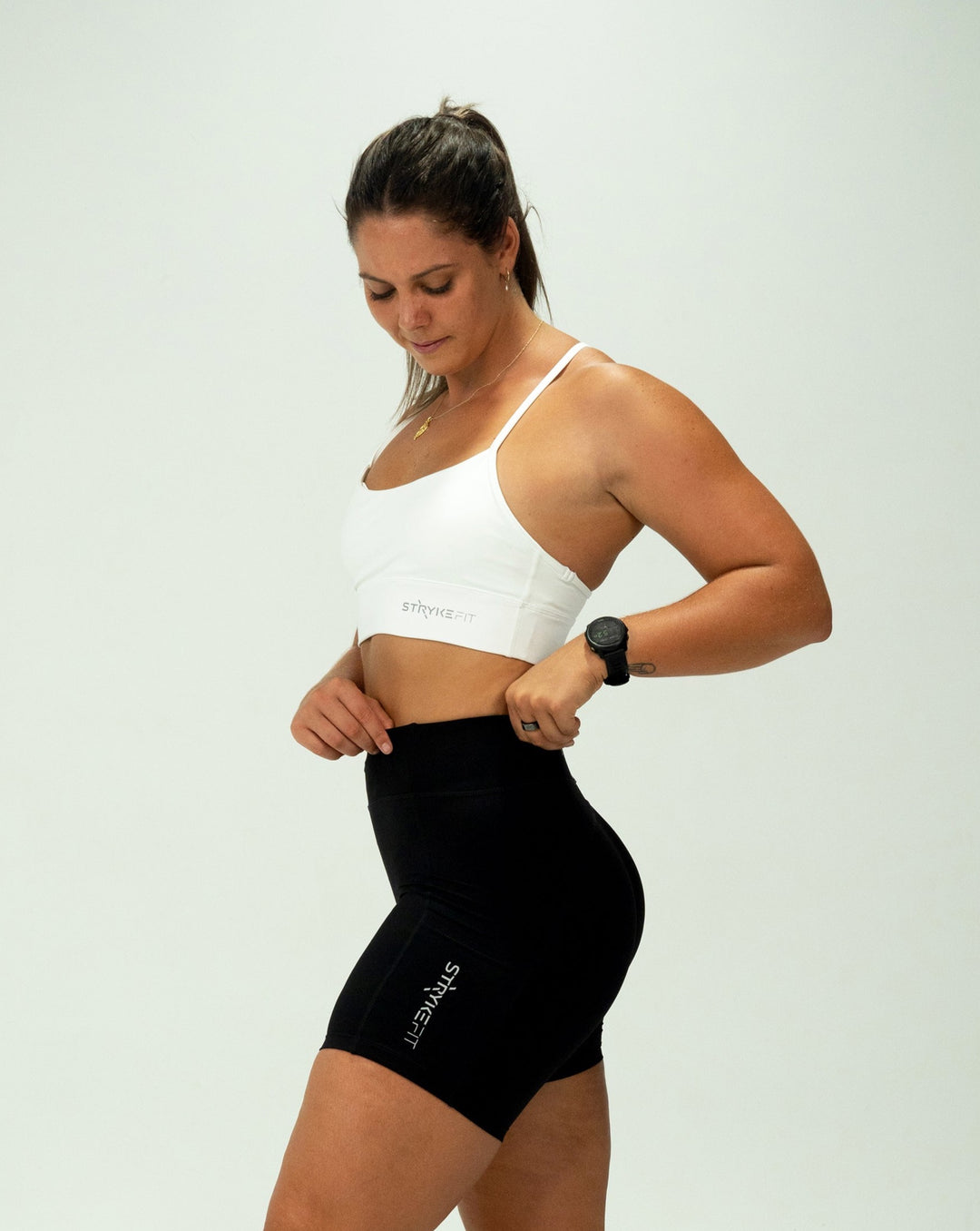 The PACE 7" RUN SHORT is the ultimate staple piece for runners of all levels. These shorts are made from lightweight fabric and are designed for comfort, support, and exceptional mobility. With the added convenience of leg pockets, you can carry your phone effortlessly without any distractions.