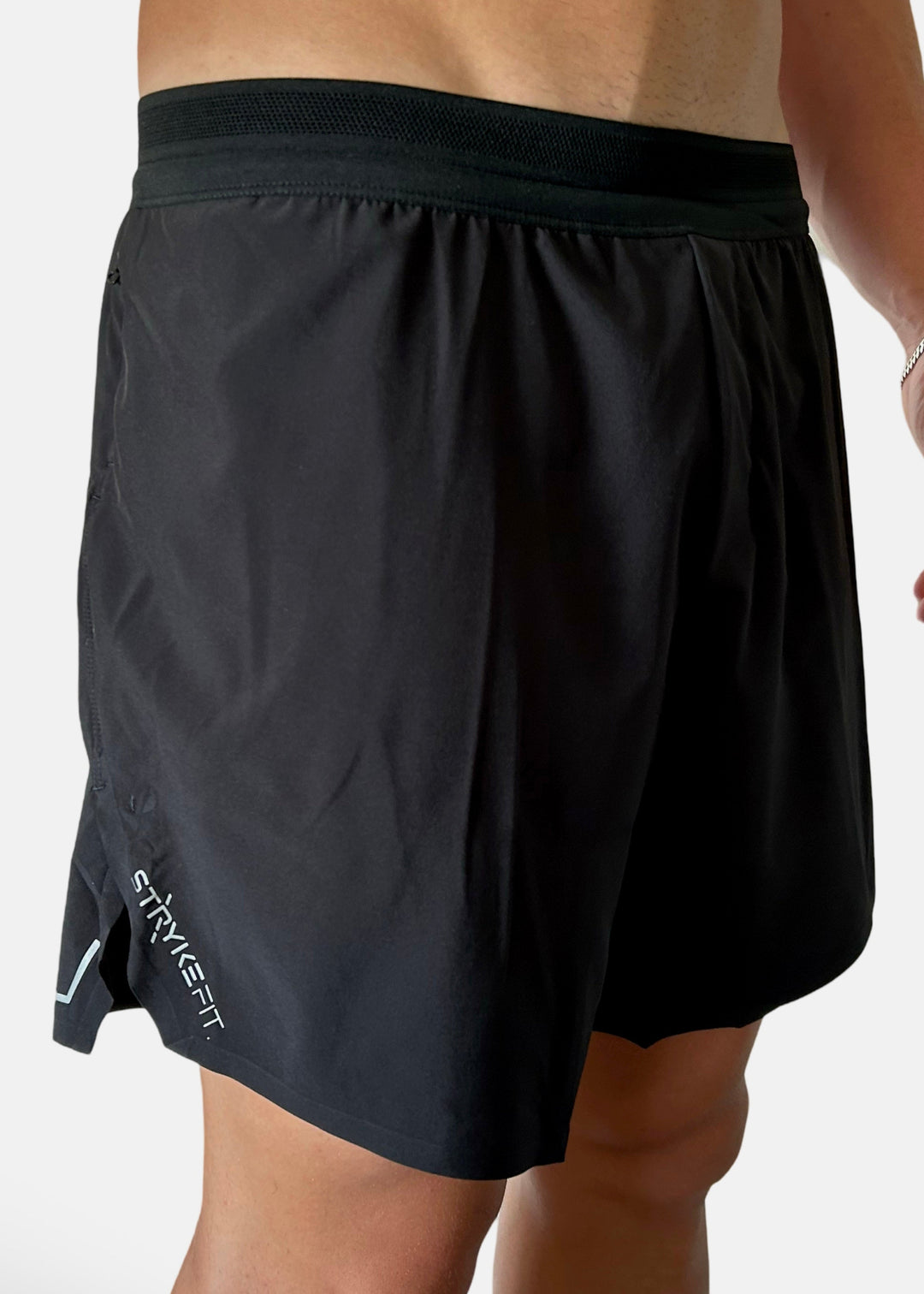 The ELITE FLEX RUN SHORT is engineered for runners who push themselves to the limit. Designed to move with you, these shorts offer ultimate comfort and flexibility and have every feature a runner needs. Whether on a long run or hitting a training session, the ELITE FLEX Run Short will support you every step of the way.