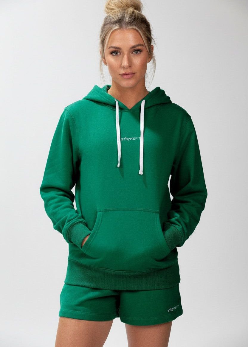 Woman wearing a white crop top and green shorts against a light background. The BALANCE FLEECE SHORT the perfect staple piece for your pre and post-training session. These shorts are a relaxed high waist fit with a rib elasticated waistband, drawstring, side pockets, and incredibly soft brushed fleece fabric.
DETAILS, Premium brushed fleece, Rib waistband with drawstring, Side pockets, Printed logo on left leg, Relaxed fit
