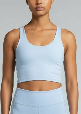 Woman wearing a light blue athletic outfit on a gray background.
The INTERVAL CROP TOP is a longer-length crop top with a built-in bra for extra support and added coverage. Designed for high-impact training this top is a great addition to any wardrobe.