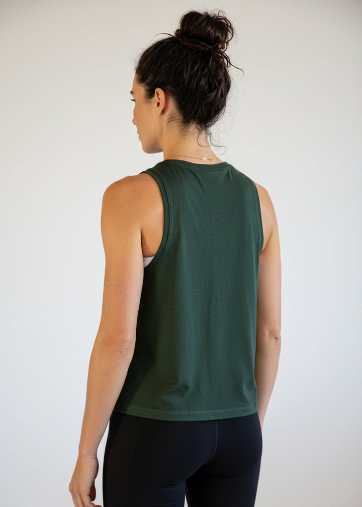 Woman wearing a black tank top and shorts with 'STRYKE FIT' logo on a light gray background.
The Jogging Singlet is made for runners who value comfort and consistency.

A dependable style you can throw on and trust for everyday runs, training sessions, and the miles in between.