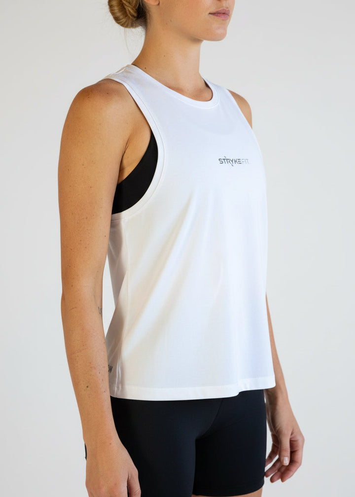 Woman wearing a black tank top and shorts with 'STRYKE FIT' logo on a light gray background.
The Jogging Singlet is made for runners who value comfort and consistency.

A dependable style you can throw on and trust for everyday runs, training sessions, and the miles in between.