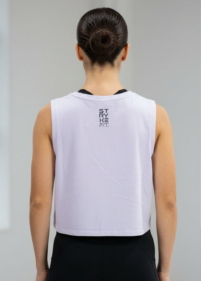 The SQUAD CROP TANK is the perfect top for all your fitness needs. Featuring dropped armholes, a cropped length and a relaxed fit, you can enjoy the freedom of movement in this style.