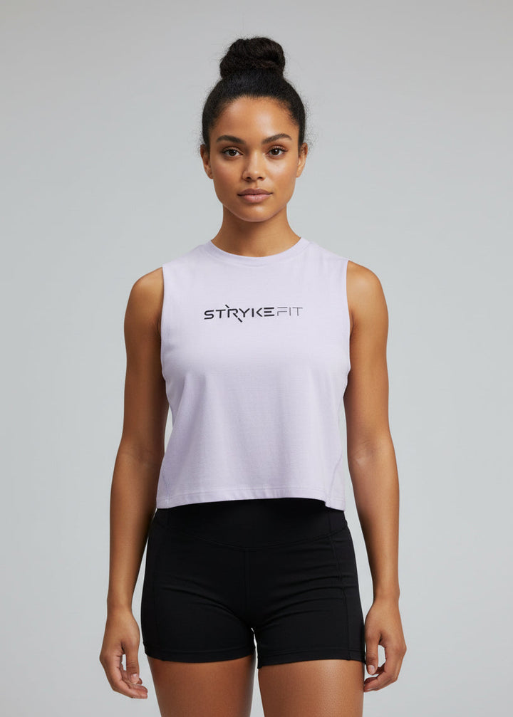 The SQUAD CROP TANK is the perfect top for all your fitness needs. Featuring dropped armholes, a cropped length and a relaxed fit, you can enjoy the freedom of movement in this style.