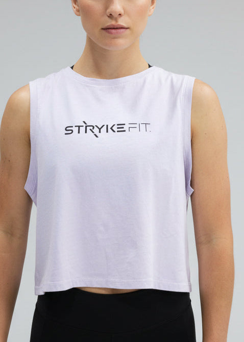 The SQUAD CROP TANK is the perfect top for all your fitness needs. Featuring dropped armholes, a cropped length and a relaxed fit, you can enjoy the freedom of movement in this style.